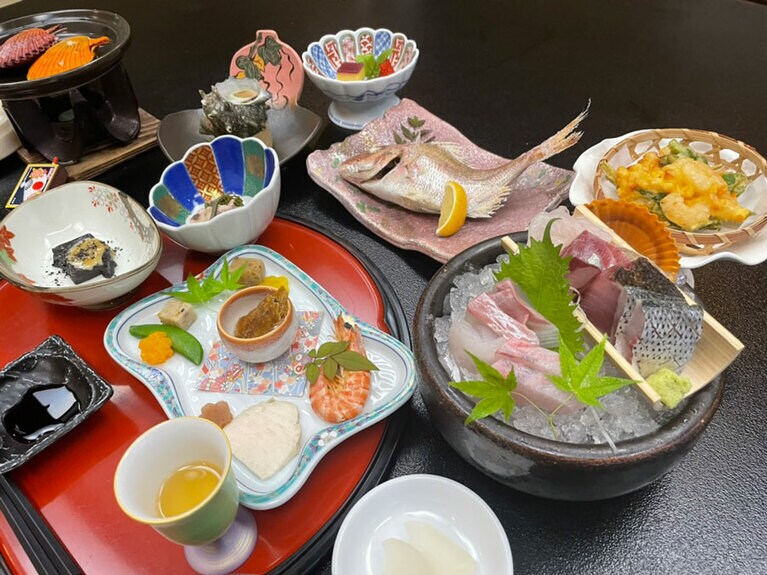 大洞窟の宿 湯楽亭［熊本／弓ヶ浜温泉］天草の海の幸たっぷりの夕食。
