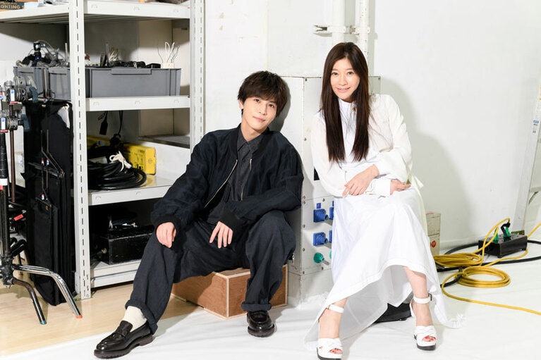 〈岩田剛典〉ブルゾン 63,800円、シャツ 36,300円、パンツ 41,800円(以上全てSEVEN BY SEVEN/Sakas PR 03-6447-2762)、シューズ 42,680円(NERD MIND/madras  0120-30-4193)