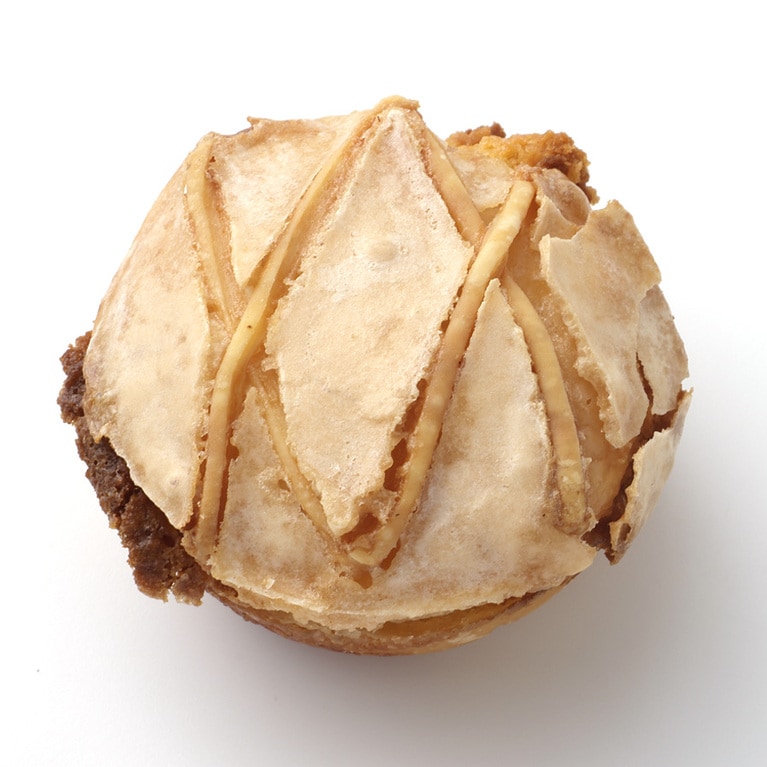 コンヴェルサシオン・ポワール 370円。アーモンドクリームと洋梨のコンポートをパイ生地で包み、アイシングを塗ってサクサクに焼いた伝統菓子。