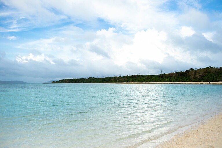 白砂のビーチとコバルトブルーの海が広がる「コンドイ浜」。