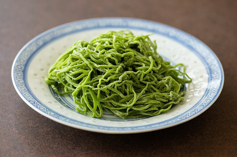 ゆでる前の翡翠麺。ゆでた直後に氷水につけることで麺がきゅっと締まる。