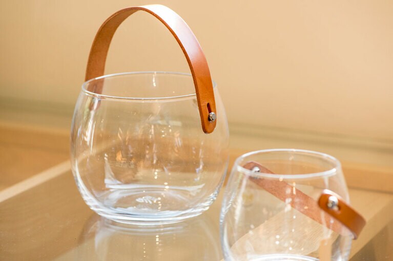 ホルムガードのガラスポット。左 5,000円、右 4,500円。革のハンドルがアクセント。