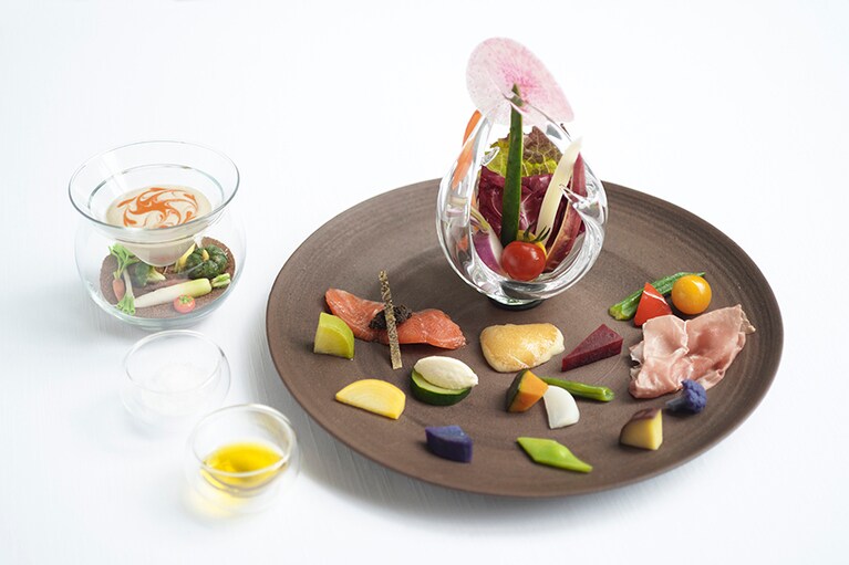 色とりどりの野菜、チーズ、ヤシオマスなども並ぶ「農園のピンツィモ―ニオ」。