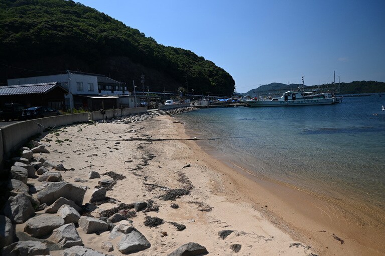 港の脇にある小さな色ヶ浜。松尾芭蕉が“ますほの小貝”を拾おうと訪れた浜。