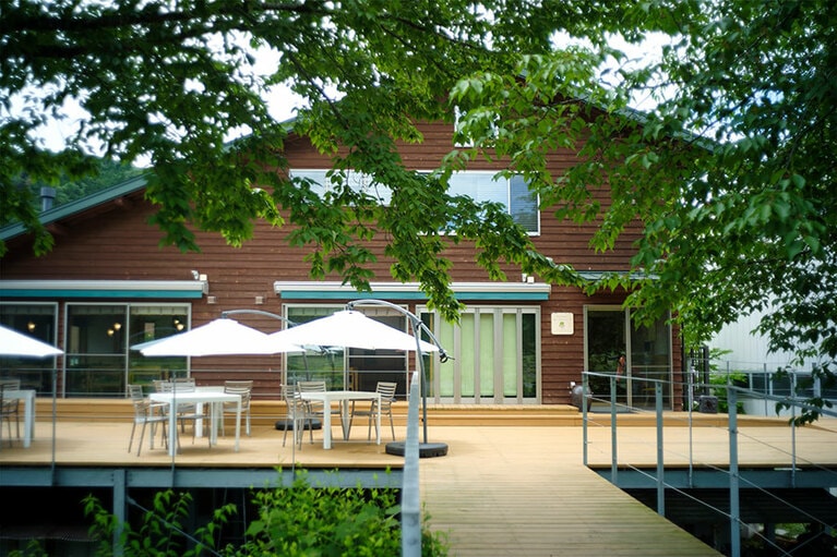 開放的なテラス席も。