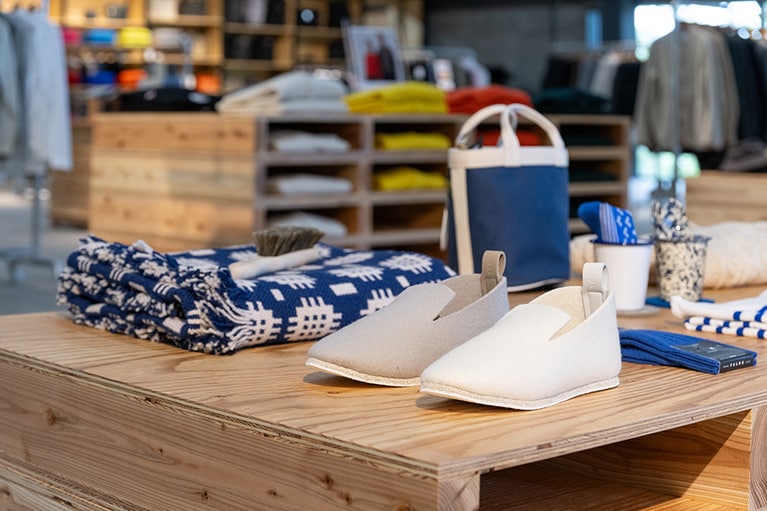 タイムレスで長く愛用できるものから都会的なアイテムまで揃う「ビショップ 久美浜店」。