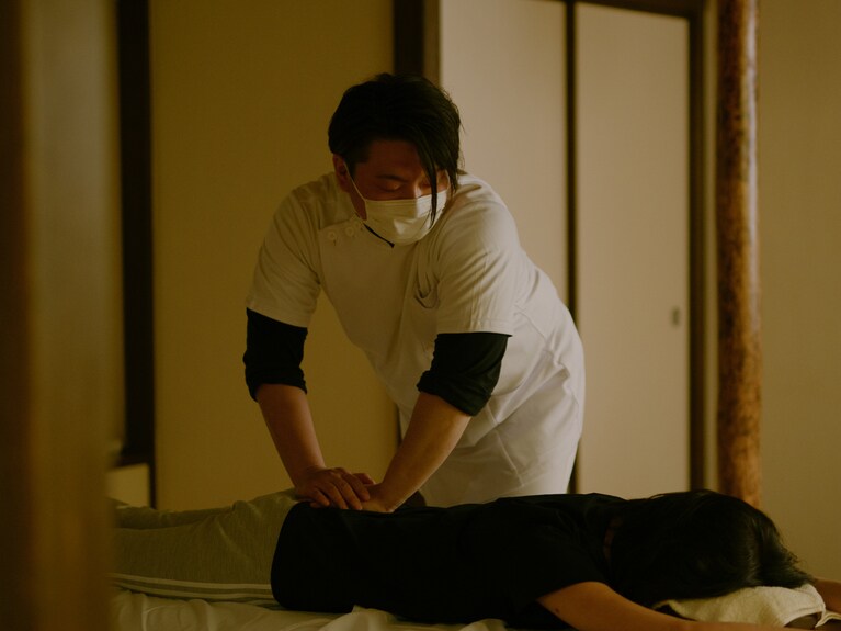 「自律神経の養生プラン」では症状に合わせて丁寧に施術してくれる。