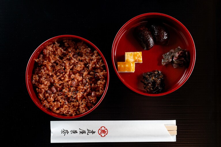 「赤飯」1,980円。2026年5月31日まで提供予定。数量限定のため、売り切れ次第終了。