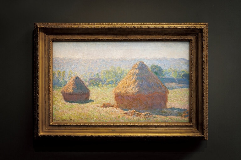 《積みわら、夏の終わり》（1891年）。連作の最初のテーマ。1975年、カナダの匿名寄付により国立美術館がジュ･ド･ポーム美術館のために購入。後にオルセーへ。