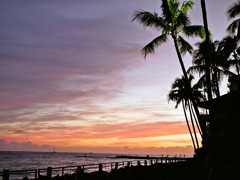 ワイキキビーチの夕暮れ。カヴェへヴェへは、ハレクラニとシェラトン・ワイキキの間にある小道を通ると行きやすい。
