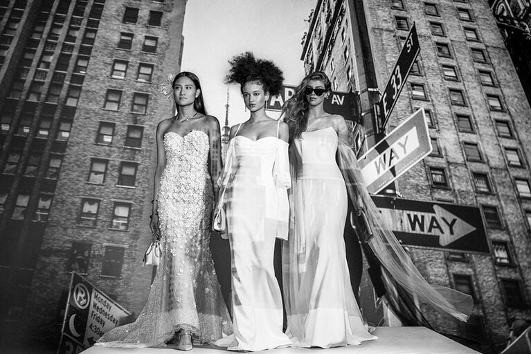 左：ドレス 690,000円(レンタル価格)／オスカー・デ・ラ・レンタ(ザ・トリート・ドレッシング アディション店)、バッグ 253,000円、パンプス 155,100円／ともにジミー チュウ、ネックリング(SIL) 115,500円、バングル〈太〉(SIL) 91,300円、〈細〉(SIL) 51,700円／すべてジョージ ジェンセン(ジョージ ジェンセン ジャパン)、ヘッドドレス 4,950(レンタル価格)／ミュームレ バイ スピリット(クリオマリアージュ)
中：ドレス 792,000円／ヴェラ・ウォン(ヴェラ・ウォン 銀座本店)、クラッチバッグ 240,900円／ジミー チュウ、イヤリング(SIL) 42,900円／ジョージ ジェンセン(ジョージ ジェンセン ジャパン)
右：ドレス 506,000円(販売価格)／ヴェラ・ウォン(ヴェラ・ウォン 銀座本店)、クラッチバッグ 113,300円／ジミー チュウ　バングル〈太〉(SIL) 80,300円、バングル〈細〉(SIL) 55,000円　イヤカフ(SIL) 50,600円／すべてジョージ ジェンセン(ジョージ ジェンセン ジャパン)、サングラス 45,100円／ボッテガ・ヴェネタ(ケリング アイウエア ジャパン カスタマーサービス)