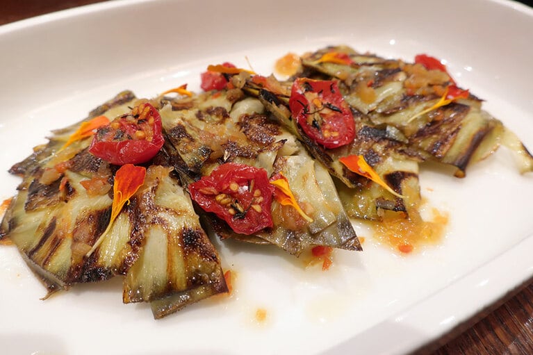 「SEARED CONFIT ARTICHOKES 」（105ディルハム）。ドバイ産のアンティチョークをコンフィに。ナスとたけのこの中間のような食感が美味しい。