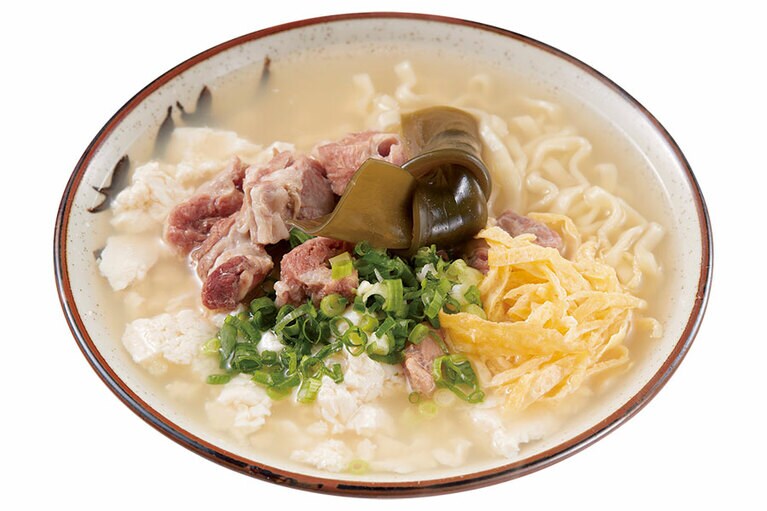 ［高江洲そば］ゆしとうふそば(大) 620円。