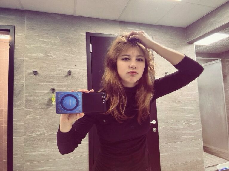 あと5枚…イタリア到着後に自撮りするアリサ・リウ（アリサ・リウ公式Instagramより）