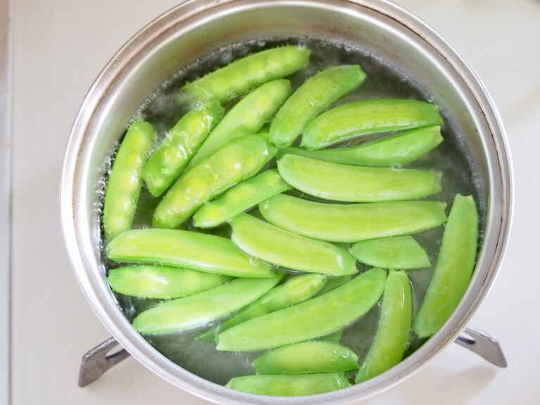 沸騰させた湯の中に入れて茹でる。柔らかくなったらザルにあげ、食べやすい大きさに切る。