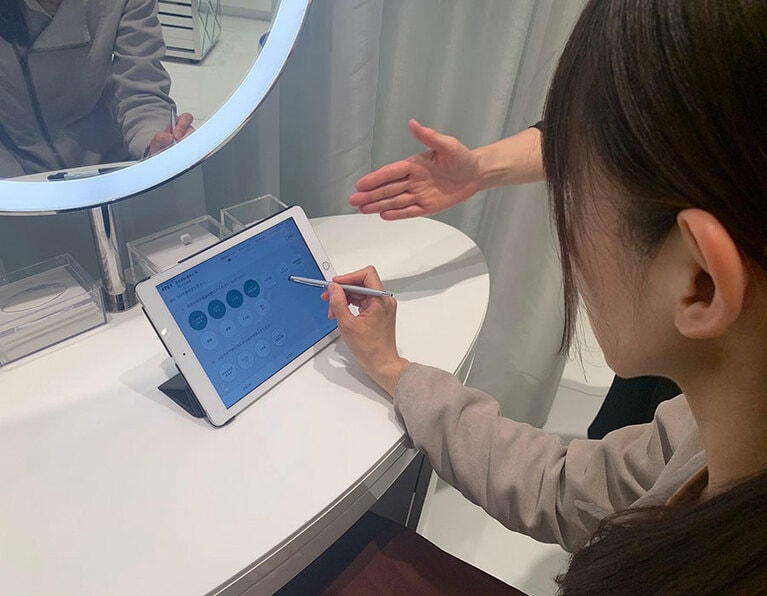 竹田さんに誘われながら、住所や年齢などの基礎情報や、生活習慣などを入力。