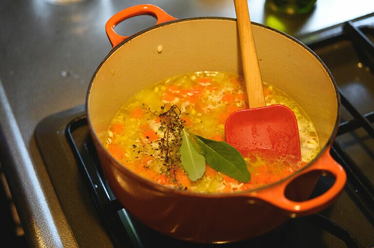 私はベランダで育てているハーブを適当につまんで入れました。