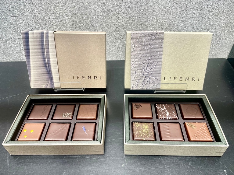 左がバニラ、右がお茶のボンボンショコラ。