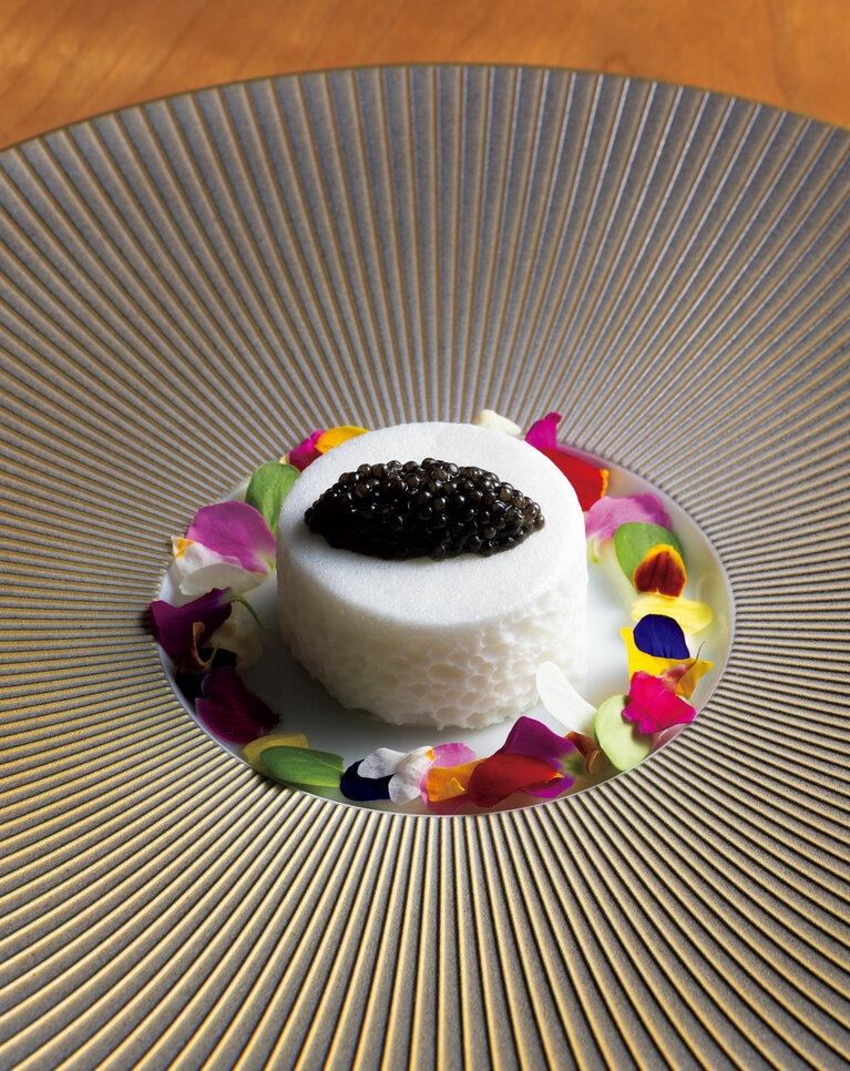 タイラギを用いたスフレにキャビアをのせる。