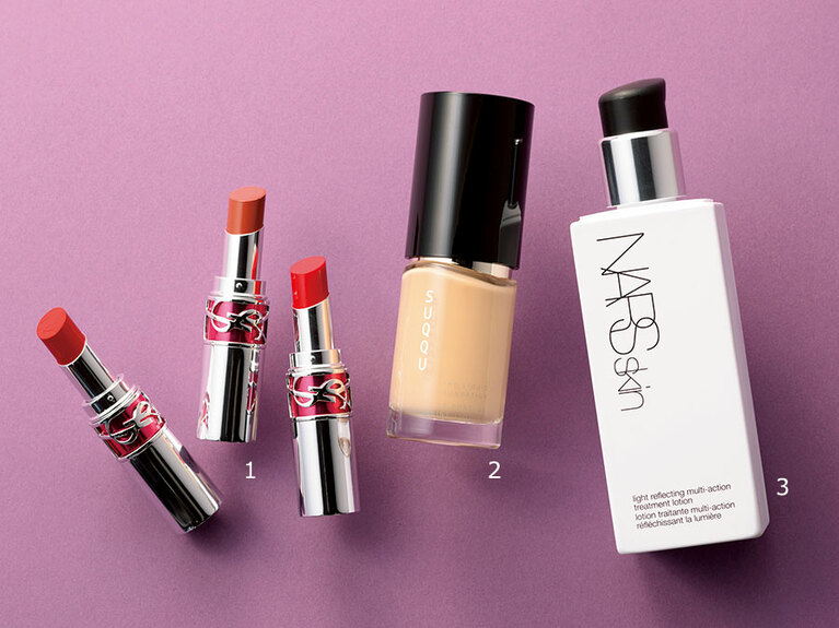 1：シロップのように広がり、唇にジューシーな色をコーティング。ルージュ ヴォリュプテ キャンディグレーズ 全9色(左から7、4、10) 各4,730円／イヴ・サンローラン・ボーテ
2：肌そのものから発光するような艶肌を演出。ザ リクイド ファンデーション 全23色(115)30mL 11,000円／SUQQU
3：高い保湿効果と清涼感、濃密な潤いとツヤを肌に。ライトリフレクティング マルチアクション トリートメントローション 200mL 4,510円／NARS JAPAN