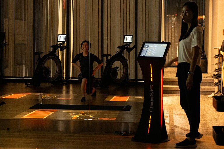 SIXPAD HOME GYMのトレーニングをする廣松さん。