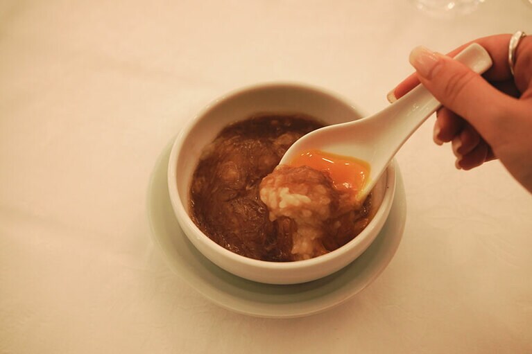 〆の「コラーゲンたっぷりフカヒレお月見ご飯」。秋の訪れを感じるひと品。