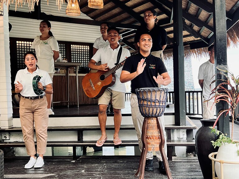 レセプションでは、リゾートスタッフが歌で出迎えてくれた！