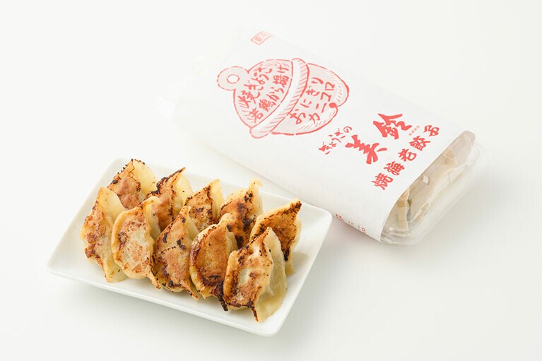 手延べ焼海老餃子 各841円(12個入り)。