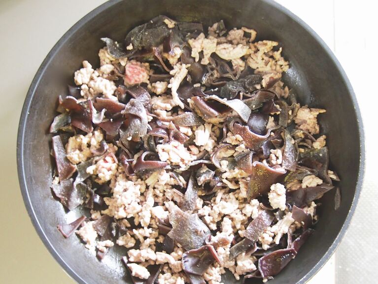 豚肉の赤みがなくなったら、（1）の黒きくらげ、調味料を入れ炒める。