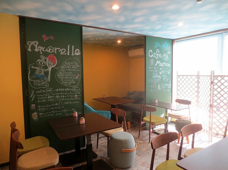 2階のカフェ。予約制のミニパーティーなどを企画中。