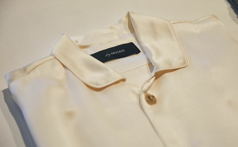 とろけるようになめらか、上品な艶感にときめくシルク100％のスリープウェア176,000円。