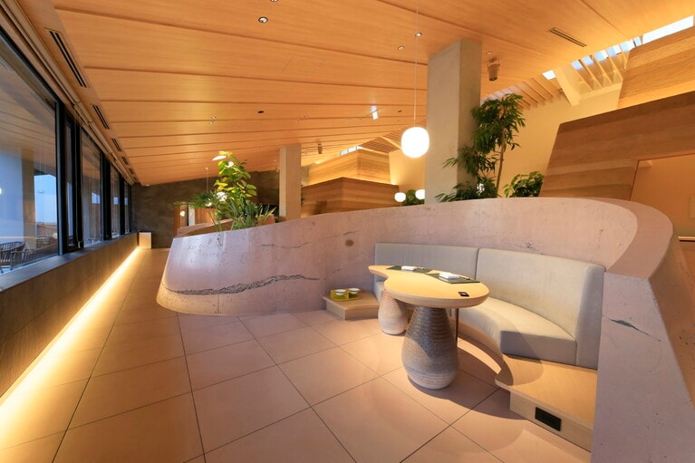 1階のダイニングでは、愛犬と同じテーブルで食事を楽しむ贅沢を叶えてくれる。