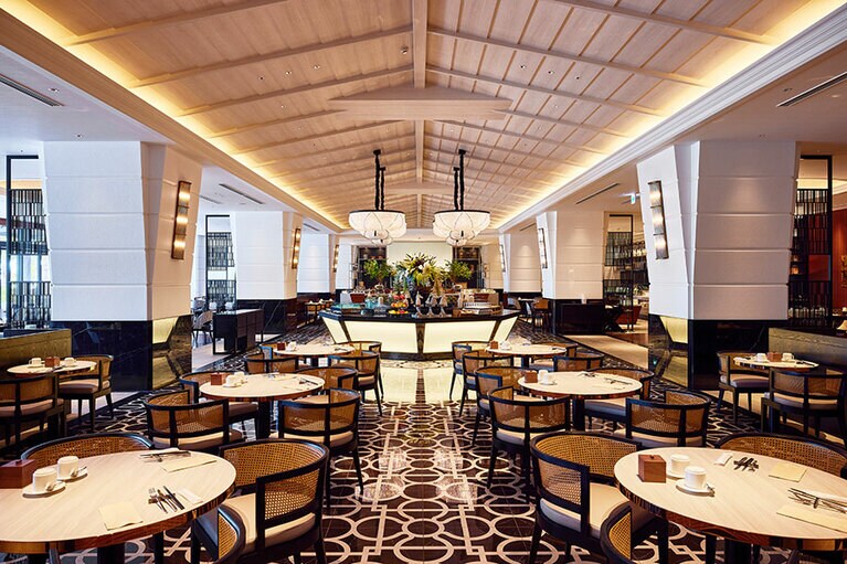 ビュッフェダイニング「Nashiro」のシャンデリアは琉球伝統舞踊の花笠からインスパイア。