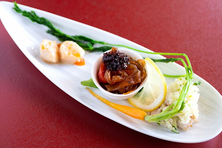 この日の前菜は、蒸し鶏のねぎソース、くらげの黒酢ジュレ、ホタテの白味噌和え。