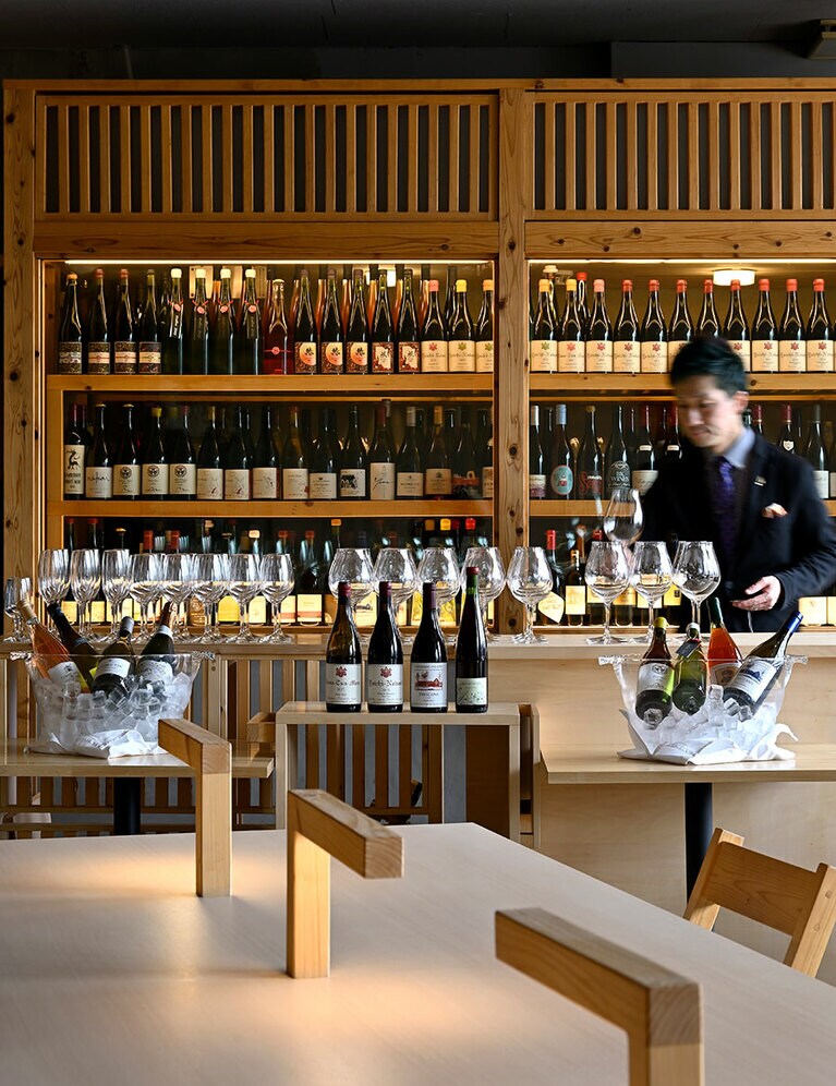ウォークインセラーには入手困難な余市・仁木産のワインがずらり。「ドメーヌ タカヒコ」や「ル・レーヴ・ワイナリー」など、誰もがそのラインナップに驚嘆する。
