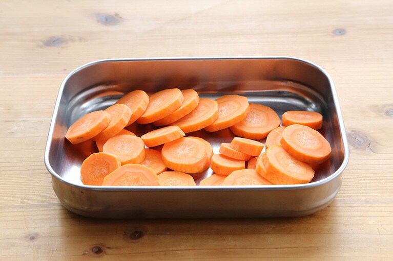 深さのある鉄製や銅製の鍋に油を1cm位入れて加熱し、中温(170度前後)になったら人参を入れる。