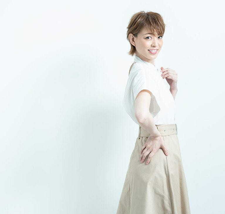 魅力的な先生のまなざし。舞台では遠くの観客にも視線を投げかけるハズです。©鈴木七絵