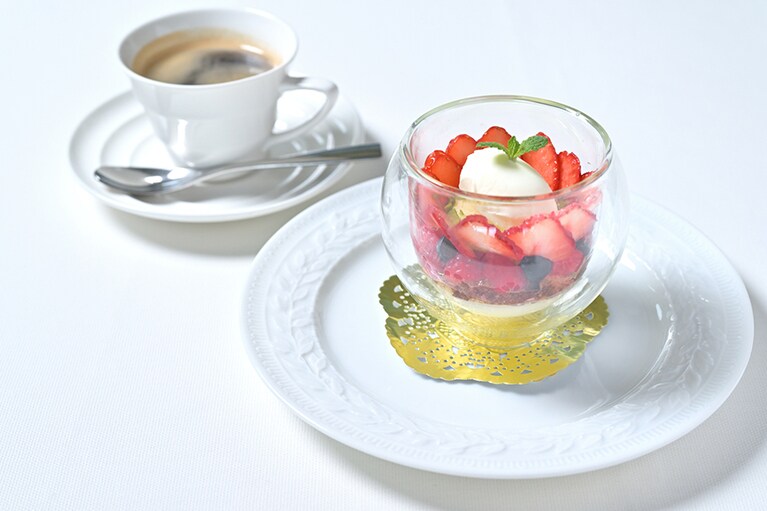 ひと口ごとに苺の甘酸っぱさと桜の香りが広がる「桜香るジュレと苺のパルフェ」。