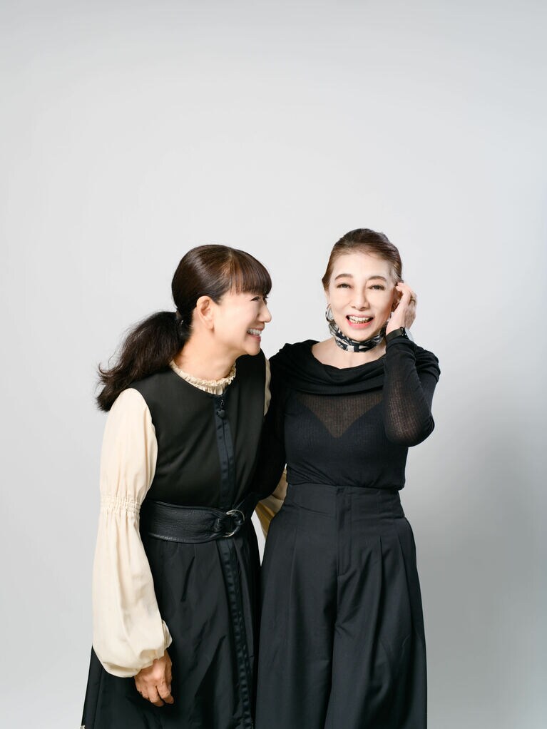 『25ans』の編集者と、デビューしたばかりのヘア＆メイクアップアーティストとして出会った2人。お互いを「美智子」「薫ちゃん」と呼び合う。