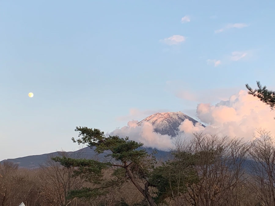 「朝霧ジャンボリーオートキャンプ場」より。日没近く、富士山頂が染まり始めるのと同時に雲が集まり、月も出ました(11月撮影・快晴の夕方)。