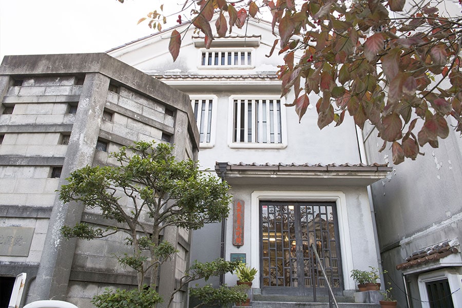 1949年に開設された「鳥取民藝美術館」。1957年に建てられた建物は、国の登録有形文化財。