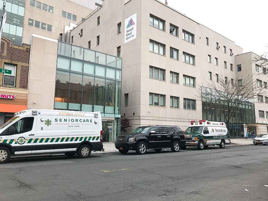 クイーンズ・マウントサイナイ病院の前に救急車が何台も到着している。©Eri Kurobe
