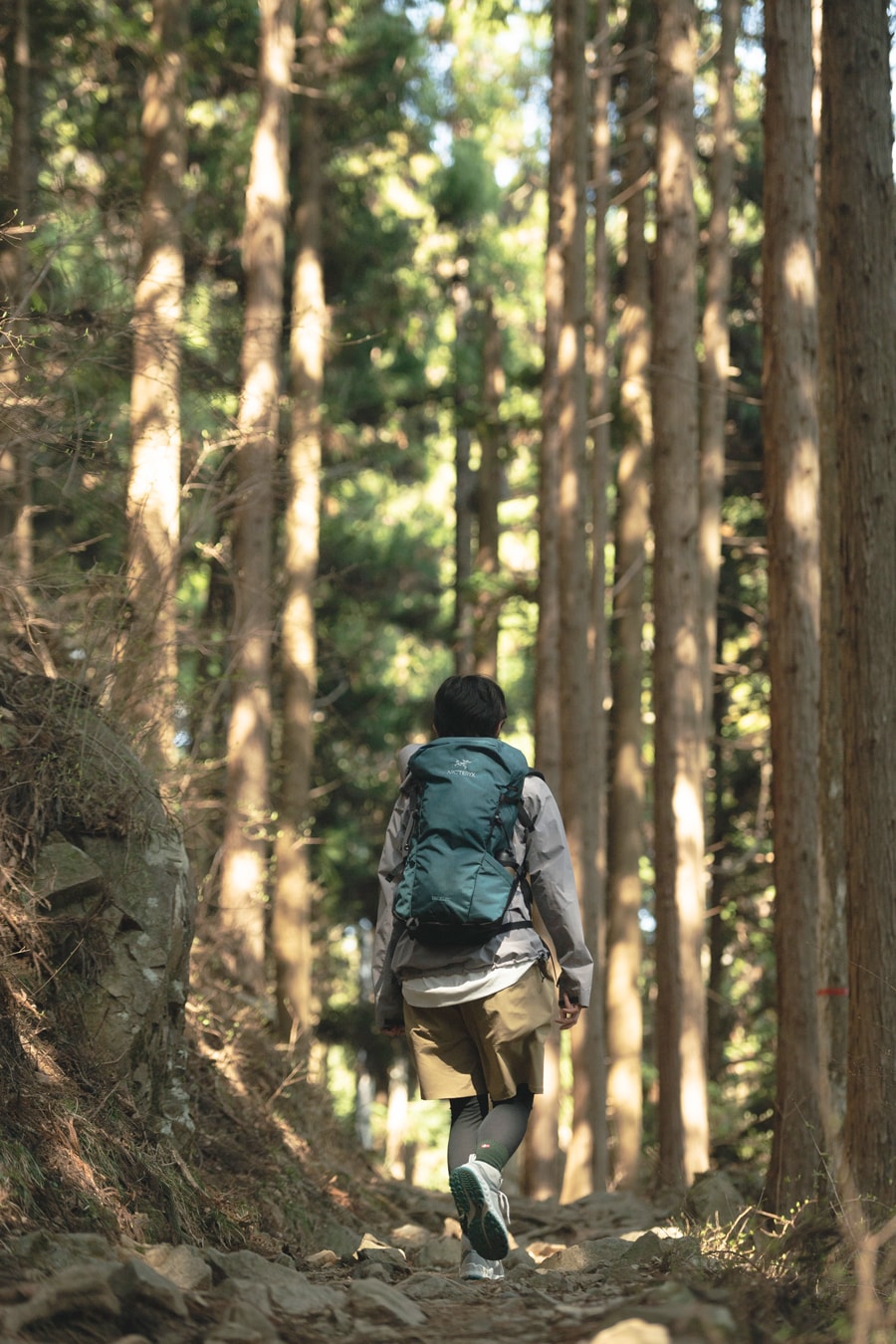 岩や木の根で凸凹した難路でも、高いグリップ＆ホールド力で安定の山歩きを叶えてくれる。