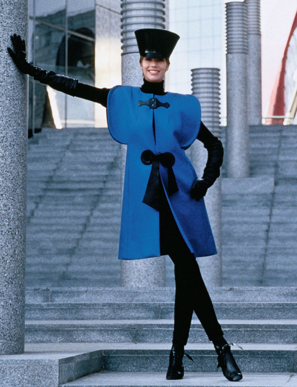 黒い革で装飾が施されたウールのベストを着用したモデル。Model wearing Pierre Cardin blue wool vest with leather details, 1992. (Photo: Courtesy of Archives Pierre Cardin. ©Archives Pierre Cardin)