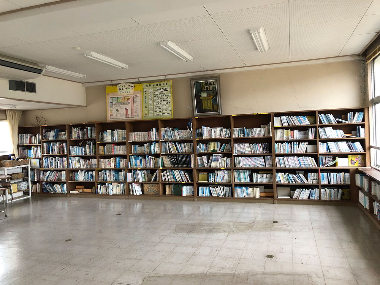小松市立旧西尾小学校の図書室