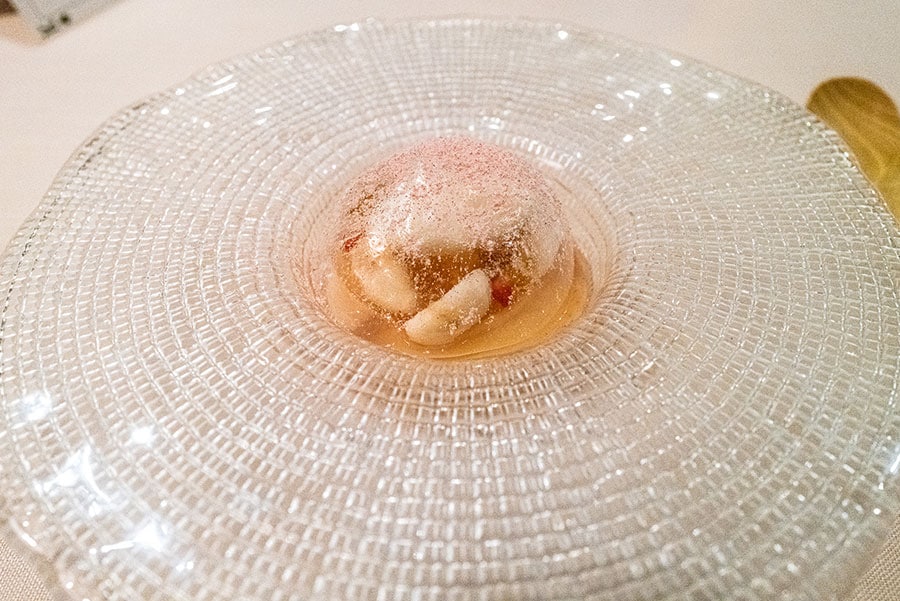 外側の透明な殻をスプーンで割ると中には桃のコンポートが！