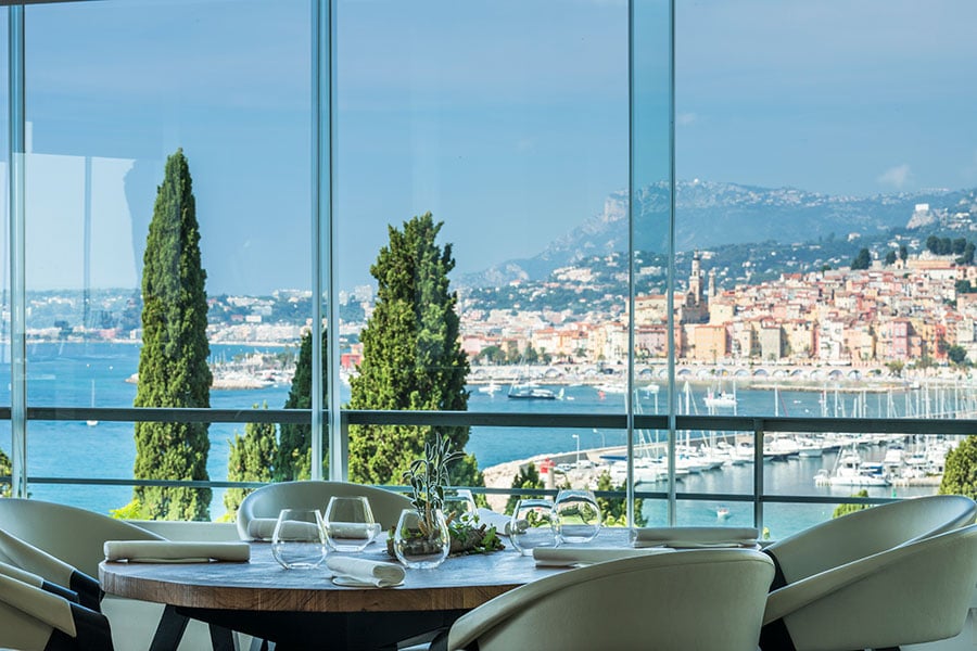 地中海の景色を一望する3つ星レストラン「Mirazur」。© Mirazur