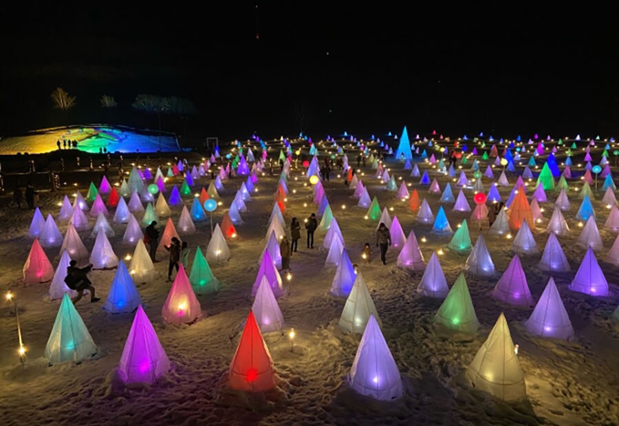 十勝川温泉の冬の風物詩「彩凛華」。光と音を連動させたファンタジックショーで、三角錐のオブジェが色鮮やかに映える幻想的な空間が楽しめる。1月28日〜2月19日まで開催予定。