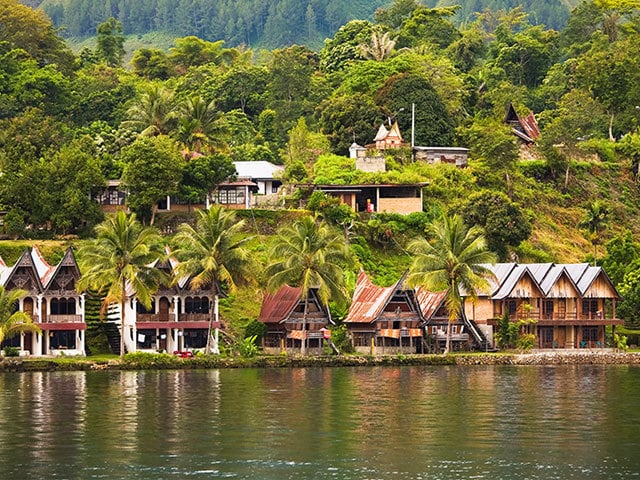 ERNEST　DEZENTJE（エルネスト　デゼンチェ）、トバ湖（スマトラ） 温泉を備えた避暑地として愛される スマトラ島が誇る「東洋のスイス