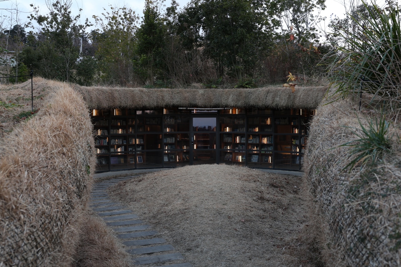 敷地内を歩いているとふと現れる「地中図書館」。